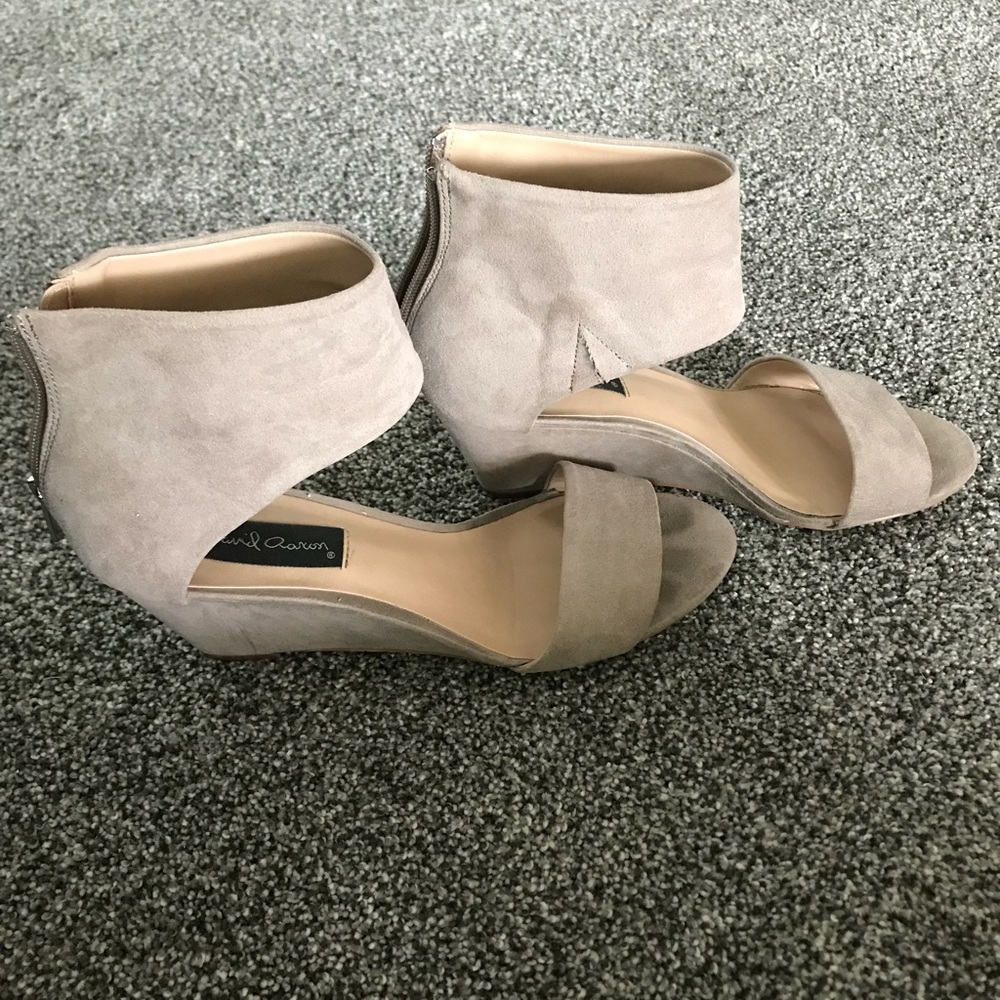 Light tan cuffed-ankle wedge sandal - Picture 3 of 7